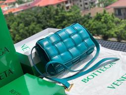 BOTTEGA VENETA Cassette 寬編織小牛皮可拆鍊帶皮夾/斜背包(黑色) 歷史價格詳細信息