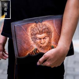 『皮皮創』原創設計手作真皮雕刻貓咪小圓包。純手工雕刻雙拉鏈迷你小包頭層植鞣牛皮定型挺括雕刻唐草可愛小貓真皮雕刻手機包 歷史價格詳細信息