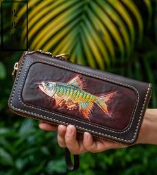 『皮皮創』原創設計手作真皮雕刻貓咪小圓包。純手工雕刻雙拉鏈迷你小包頭層植鞣牛皮定型挺括雕刻唐草可愛小貓真皮雕刻手機包 歷史價格詳細信息