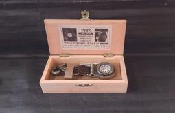 ONE*$1~日本製*Douglass道格拉斯*芝加哥型 『伸臂-自動彈射』淺咖啡色蜥蜴皮*實心不銹鋼*蝕刻 歷史價格詳細信息