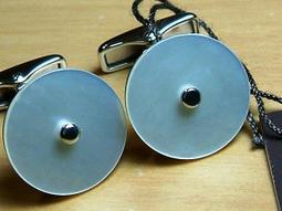 【奇珍館 】【全新絕版真品】英國百年男性名牌登喜來dunhill.925純銀浮雕純手工製袖扣原價9900 歷史價格詳細信息