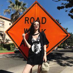 台灣現貨M~4XL 女生大碼短袖T恤 韓版 寬鬆 V領 掛脖 個性 印花 黑色 上衣 學生 時尚百搭 ins潮 大尺碼 價格比較,價格查詢,歷史價格詳細信息