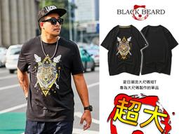 《BBD．黑鬍子》【嚴選．超大尺碼】夏日彩繪風WO字母設計．夏日大尺碼彈力短T【6XL】【97511】 歷史價格詳細信息