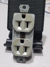 美國荷寶古董電木插頭插座。如圖所示，成色算不錯，插座上面面板5025 歷史價格詳細信息