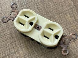 美國荷寶古董電木插頭插座。如圖所示，成色算不錯，插座上面面板5025 歷史價格詳細信息