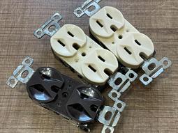 美國荷寶古董電木插頭插座。如圖所示，成色算不錯，插座上面面板5025 歷史價格詳細信息