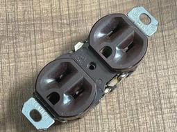 美國荷寶古董電木插頭插座。如圖所示，成色算不錯，插座上面面板5025 歷史價格詳細信息