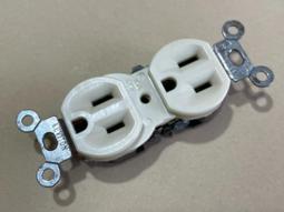 美國荷寶古董電木插頭插座。如圖所示，成色算不錯，插座上面面板5025 歷史價格詳細信息