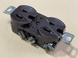 美國荷寶古董電木插頭插座。如圖所示，成色算不錯，插座上面面板5025 歷史價格詳細信息