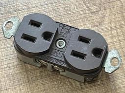 美國荷寶古董電木插頭插座。如圖所示，成色算不錯，插座上面面板5025 歷史價格詳細信息