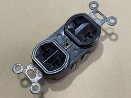 美國荷寶古董電木插頭插座。如圖所示，成色算不錯，插座上面面板5025 歷史價格詳細信息