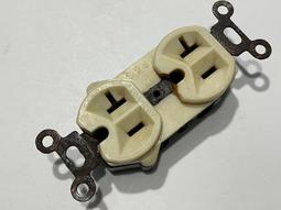 美國荷寶古董電木插頭插座。如圖所示，成色算不錯，插座上面面板5025 歷史價格詳細信息