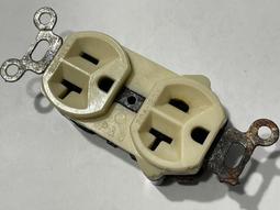 美國荷寶古董電木插頭插座。如圖所示，成色算不錯，插座上面面板5025 歷史價格詳細信息