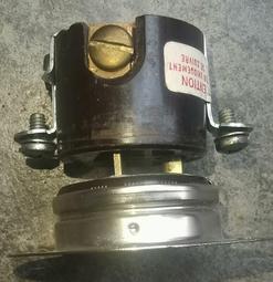 美國荷寶古董電木插頭插座。如圖所示，成色算不錯，插座上面面板5025 歷史價格詳細信息