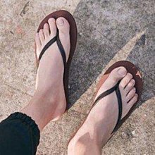 平底銀色人字拖女外穿2024新款夏季度假旅遊沙灘鞋百搭夾腳涼拖鞋 歷史價格詳細信息