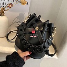 2022春夏季流行新款通勤大包包韓版簡約大容量百搭腋下單肩手提水桶斜挎托特包--麥包包 歷史價格詳細信息