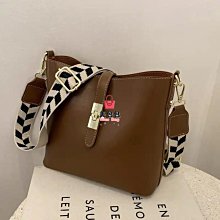 包包女新款潮時尚水桶包百搭寬帶單肩斜挎包簡約手提女包~-麥包包 歷史價格詳細信息