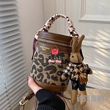 手提包 水桶包 高級感洋氣小包包女2024新款流行寬肩帶斜挎包時尚爆款通勤水桶包-悅享樂購滿599免運 歷史價格詳細信息