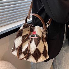 高級感秋冬羊羔毛毛絨包包女新款潮斜挎包百搭流行小眾質感包 歷史價格詳細信息