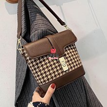 時尚流行斜背包 新款百搭斜背包 高顏值耐用帆布包 出行便攜可手提斜背包 大容量學生通勤防盜小方包【時尚箱包】 歷史價格詳細信息