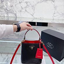現貨#PRADA 防水尼龍Hobo雲朵包 超輕便簡約腋下包 降落傘布手提包 鏈條包斜背包  長24*高16*寬7cm簡約 歷史價格詳細信息