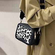 百搭ins斜挎包包女2022新款潮秋冬時尚復古小方包法國小眾腋下包 歷史價格詳細信息