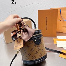 外貿新品Fendi Vintage絲絨法棍包 米蘭時裝周街拍中 單肩包斜挎包 明星日常出街也會背 『魅足時尚』 歷史價格詳細信息