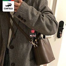 手提包 水桶包 高級感洋氣小包包女2024新款流行寬肩帶斜挎包時尚爆款通勤水桶包-悅享樂購滿599免運 歷史價格詳細信息