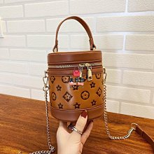 美式復古水桶包包女2023新款潮學院風字母燈芯絨單肩包通勤斜挎包 歷史價格詳細信息