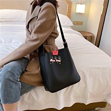 斜挎包側背包 chic包包女2023新款韓版時尚百搭簡約小包單肩斜挎復古港風小方包 歷史價格詳細信息