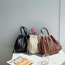 【褶皺水桶側背包/斜背包】已斷。好貨!!獨家珍藏款???? ☆優月皺褶專賣三宅一生風◇泰國包包☆摺衣‧褶衣‧折衣‧褶皺MEPP。獨家不退 歷史價格詳細信息