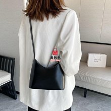 法國流行腋下包包女新款夏季ig白色斜挎包 百搭單肩水桶包潮 單肩包 斜挎包 簡約小包包 純色 黑色小包包 流行 精品 歷史價格詳細信息