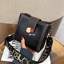 百搭送卡套髮圈 水桶包 精美斜跨 2024春夏潮水桶包大容量單肩手提斜挎包 流行 歷史價格詳細信息