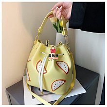 抽帶水桶包 珍珠手提包 2024夏季包包女 女生斜背包 小號手機包斜背包 菱格肩背包 休閒時尚側背包 ins風-時尚箱包 歷史價格詳細信息