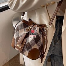 今年流行小眾呢子包包2023新款女包秋冬爆款斜挎包超火手提水桶包 歷史價格詳細信息