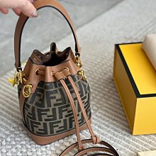 『瑤瑤代購』FENDI手提包 最新款 頂級貨 原單大牌 時尚百搭丹寧牛仔老花老花腋下包單肩斜挎包42HJ920 歷史價格詳細信息