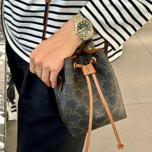 Celine新款的草編包好好看，仔細看包包就是個凱旋門的樣子，魔鬼藏在細節裡呀！！ 歷史價格詳細信息