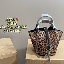 新款2024女豹紋緞面v領吊帶露背連衣裙性感辣妹修身長裙 歷史價格詳細信息