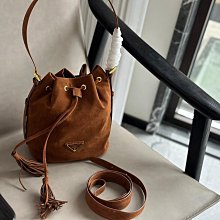 熱銷現貨PRA普拉棕色手提麂皮水桶包休閒百搭復古流蘇抽繩縮口單肩斜背包女包 價格比較,價格查詢,歷史價格詳細信息