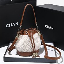 小眾設計羊羔毛馬鞍包包女2023新款冬季復古麂皮高級感毛絨斜挎包 歷史價格詳細信息