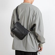 日系個性皮質斜挎包男女時尚休閒單肩包塗鴉撞色復古郵差包小挎包 歷史價格詳細信息