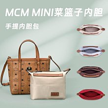 MCM Visetos M Logo Round Bag Charm Keychain White 歷史價格詳細信息
