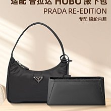 Prada 腋下包 絕對是Cool Girl必備的街拍Vintage?? 背著這只包和夥伴們走在壹起， 差點酷到沒朋友 歷史價格詳細信息