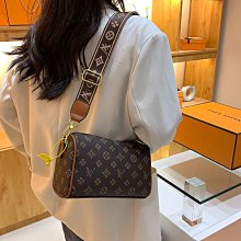 寬帶斜挎包女2024新款秋冬季休閒單肩感通勤大容量軟皮託特包 歷史價格詳細信息