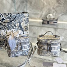 【雅妤二手包包】迪奧Dior 經典漆皮系列 3格搭兩條肩帶 4格搭字母寬肩帶 戴妃包高端品質 皮 可隨意 出 NO179709 歷史價格詳細信息