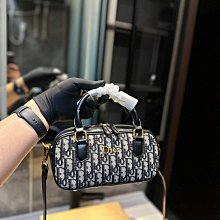 【雅妤二手包包】LV Twist 絕美紐扣 最新最火款Twist Denim 出貨了 呈現新古典 Twist 中 NO131995 歷史價格詳細信息