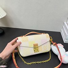 【雅妤二手包包】size：1913cmC家 新款georgie限量老花盒子包，這款透露著高級質感，而且超級百搭是 NO99470 歷史價格詳細信息