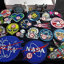 【】太空人星雲星空滿天星投影燈坐姿抱球氛圍小夜燈 歷史價格詳細信息