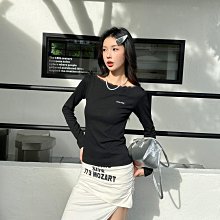 Miumiu花朵包掛 太絕了！必須擁有???? 我的夢中情包搭子上線啦！！ 這個花朵包掛簡直太好看了 超級美miumiu是懂女孩們要什麽的。 搭配感超級強 歷史價格詳細信息