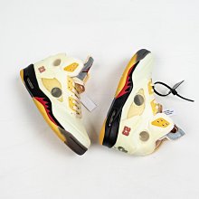 Air Jordan 5 Satin “Bred” 以經典的黑紅色調裝點，鞋面完全輔以黑色絲綢材質，帶來與皮革版本不壹樣 歷史價格詳細信息